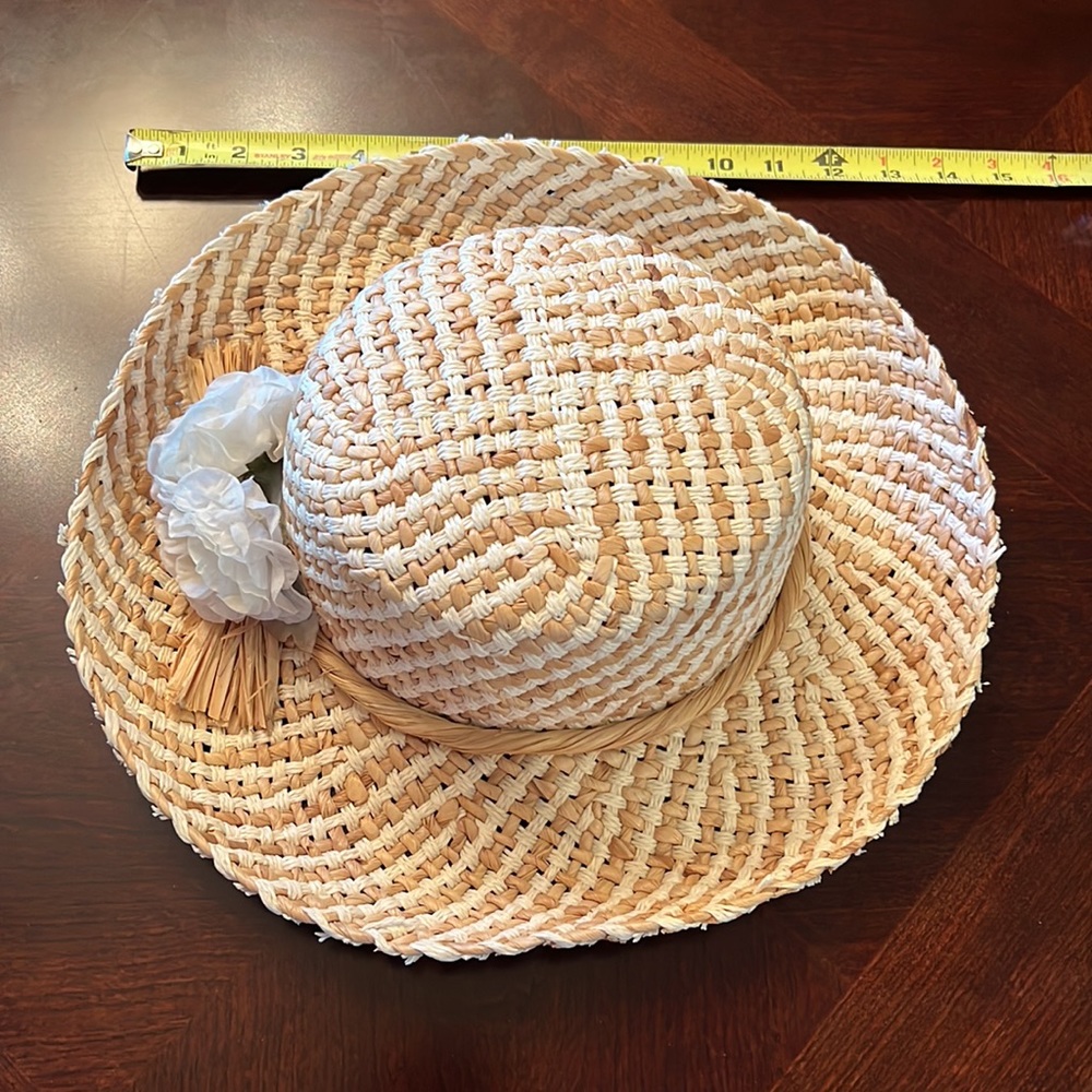 Gorgeous summer straw like hat with white flowers like new - Picture 14 of 17